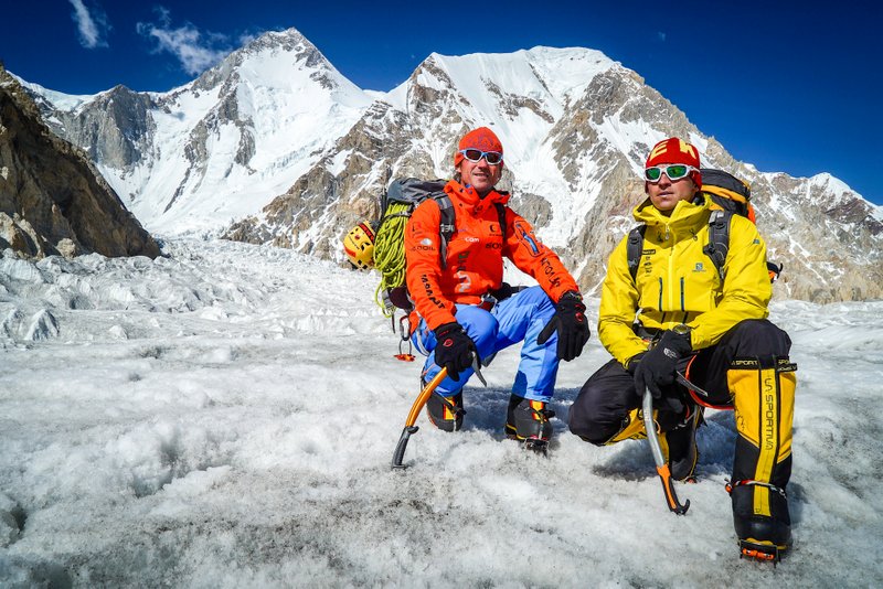 Společné foto účastníků zájezdu na Gasherbrum I