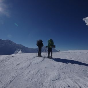 Vezměte si sněžnice, cepín a mačky – terén není vhodný ani pro skialpy, ani pro hrdinství jen v pohorkách.