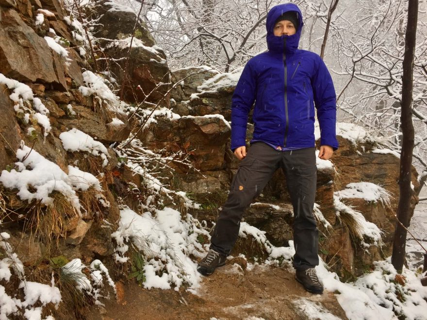 Bundu Marmot Knife Edge navléknete i přes péřovou bundu.