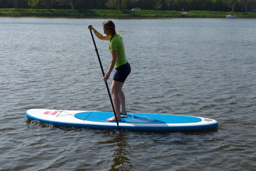 Dámské funkční triko s krátkým rukávem a šortky z bambusové viskózy při testování na paddle boardu.