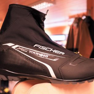 Fischer XC Touring - také bota na klasický styl jízdy, ale doplněná o krátký návlek, který zabraňuje padání sněhu do boty