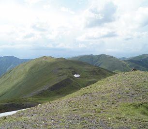 Na hřebenech mezi sedly Borbalo a Andaki