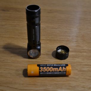 Ke svítilně je standardně dodáván nabíjecí akumulátor Fenix ARB-L18-3500U s kapacitou 3500 mAh.