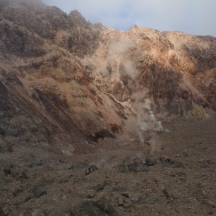 Působivá vulkanická krajina okolo sopky Ploskij Tolbačik (3682 m). Všude čpí síra a překračuje se lávová suť.