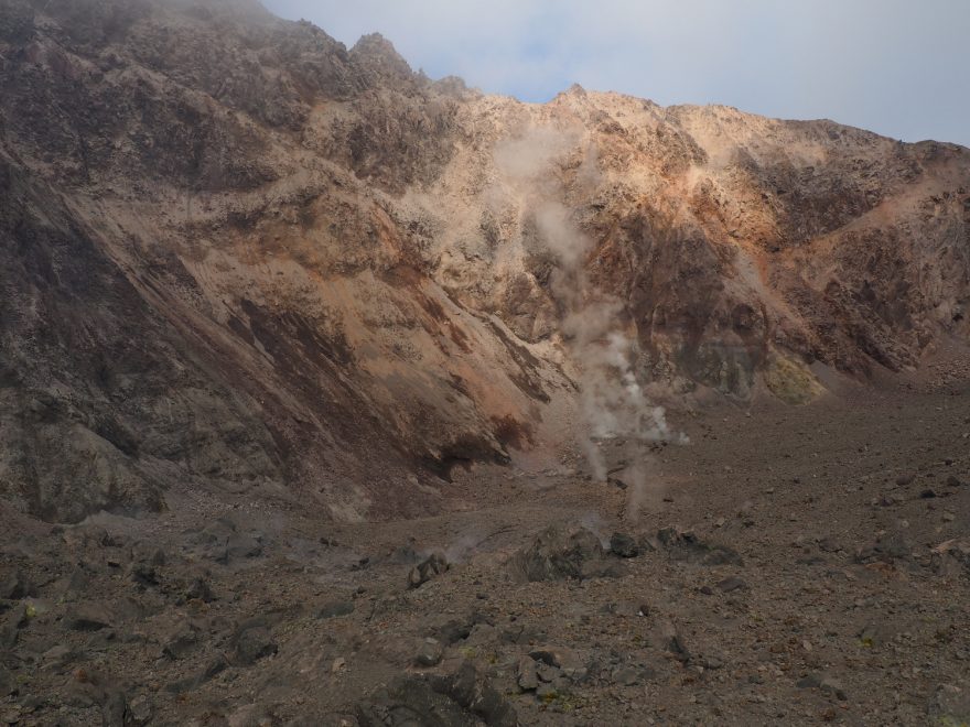 Působivá vulkanická krajina okolo sopky Ploskij Tolbačik (3682 m). Všude čpí síra a překračuje se lávová suť.