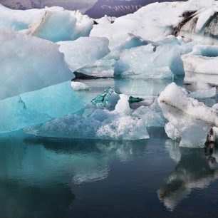 Zátoka Jokulsarlon plná ledových ker z ledovce Vatnajokull