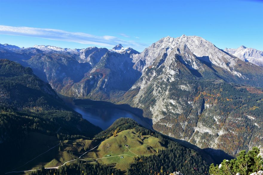 Po cestě domů se určitě zastavte v Konigssee. Z ticha hor, v nichž potkáte několik krav a kamzíků, je návštěva Konigssee plná lázeňského ruchu.