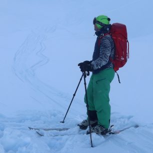 V případě pádu do sněhu se na materiál bundy Ferrino Malatra chytá sníh