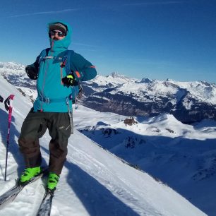 Vysoko posazené kapsy jsou dostupné i při zapnutém bederáku - Ternua Alpine Pro Jacket M