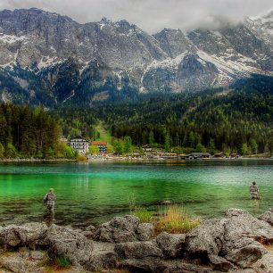 Průzračné jezero Eibsee na severním úpatí Zugspitze.