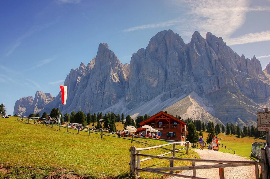 Údolí Val di Funes se zubatým hřebenem Odle (Geisler) je ikonickým pohledem Dolomit.