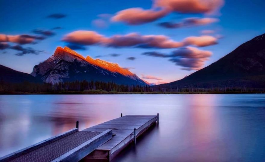 Maligne Lake je chloubou národního parku Jasper, Rocky Mountains, Kanada.