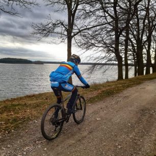 Jakub Vlček 14. června startuje na nejdelším závodě na světě – World by Bike Challenge, který spočívá v objetí zeměkoule na kole. Kde jinde začít s tréninkem než okolo rybníka Svět...