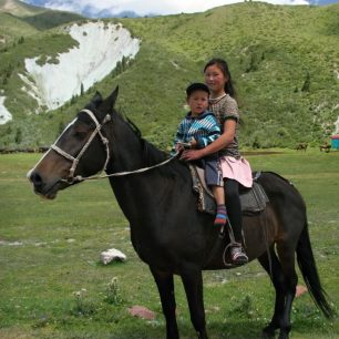 Koně jsou v Kyrgyzstánu běžným dopravním prostředkem.