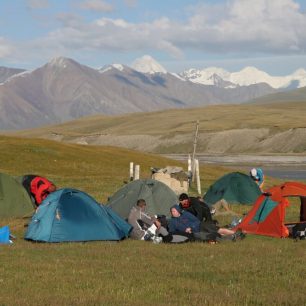 Horské systémy Ťan-šan a Pamír, jež do Kyrgyzstánu zasahují, zvedají průměrnou nadmořskou výšku tohoto státu na těžko uvěřitelných 2 750 metrů.