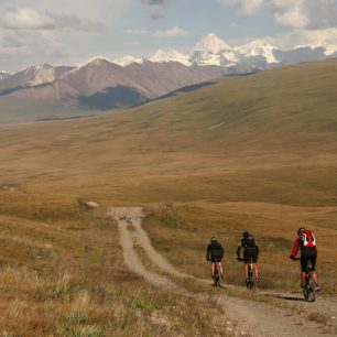 Horské systémy Ťan-šan a Pamír, jež do Kyrgyzstánu zasahují, zvedají průměrnou nadmořskou výšku tohoto státu na těžko uvěřitelných 2 750 metrů.