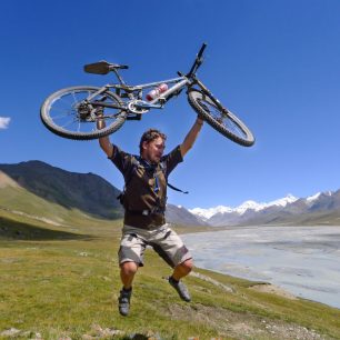 Na kole divokým Kyrgyzstánem je zážitek na celý život