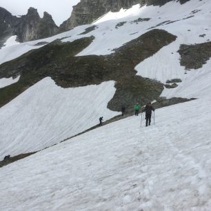 V průměru za deset let představují pád, klopýtnutí a uklouznutí 75% hlavních příčin zranění při horské turistice a vysokohorské turistice.