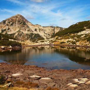 Pirin je plný krásných jezer schovaných mezi hřebeny hor, Bulharsko