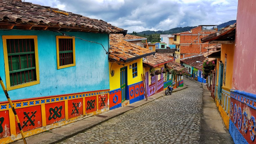 Barevné koloniální domy na dlážděné ulici v Guatape, Antioquia v Kolumbii