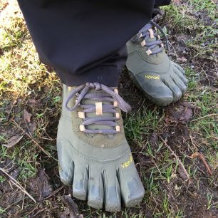 Při používání bot FiveFingers V-Trek dejte pozor na mokrou zem