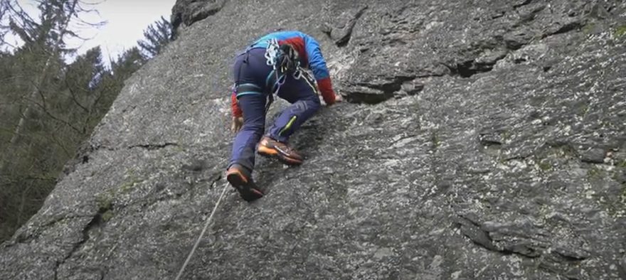 Volné lezení v botech Garmont G-Radikal GTX na skalách