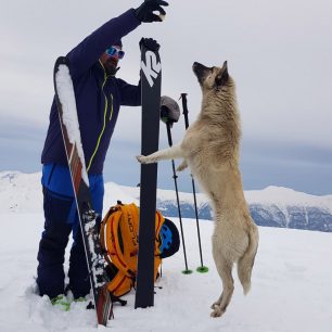 Testování bundy Direct Alpine Cyclone při skialpování v Gruzii