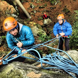 Tandem bratrů Švihálků během aplikace protiváhy během školení lanových technik