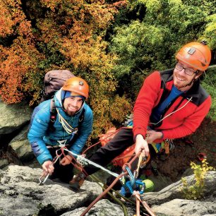 Výcvik horského vůdce zabere zhruba tři roky. Aspiranti na horské vůdce, bratři Švihálkové, před vzdušným slaněním z hřebenové túry na Drátníku