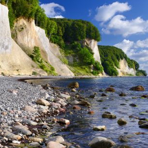 Křídové útesy v NP Jasmund, Mecklenburg-Vorpommern, Německo.