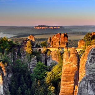 Skalní útvar Bastei i v Saském Švýcarsku leží mezi lázeňským městečkem Rathen a městem Stadt Wehlen.