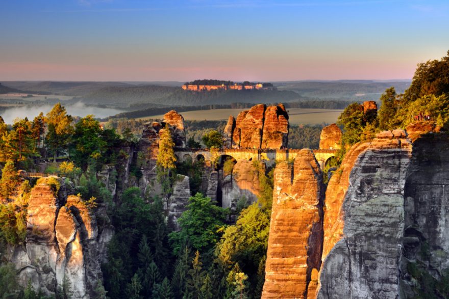 Skalní útvar Bastei i v Saském Švýcarsku leží mezi lázeňským městečkem Rathen a městem Stadt Wehlen.