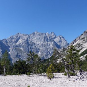 Hochkalter z údolí Wimbachtal, Berchtesgaden, Alpy, Německo.