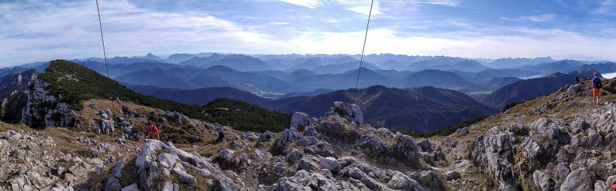 Panorama z Benediktenwand, Alpy, Německo.