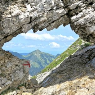 Skalní okno Fenster při výstupu na Hochplatte, Ammergauské Alpy, Německo.