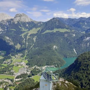 Výhled na Konigsee při výstupu na Gruenstein, Berchtesgaden, Alpy, Německo.