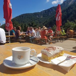 Edelweisshütte je vyhlášená skvělou kuchyní, Schneeberg, Alpy, Rakousko