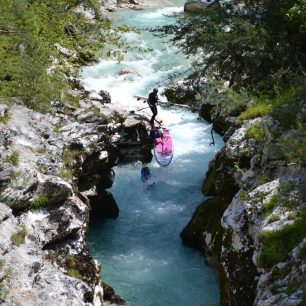 Paddleboard na řece Soča, Julské Alpy, Slovinsko