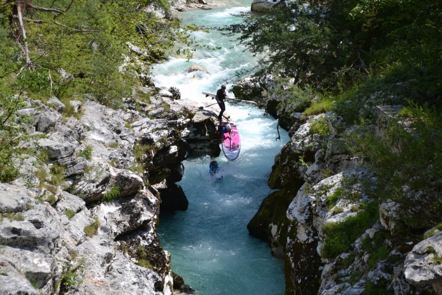 Paddleboard na řece Soča, Julské Alpy, Slovinsko