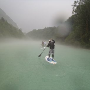 Paddleboard na řece Soča, Julské Alpy, Slovinsko