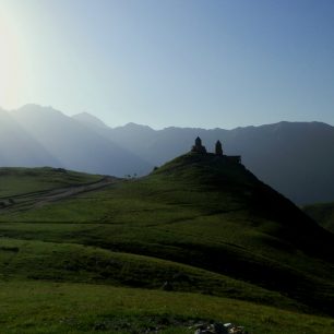 Tsimba Sameba - klášter nad vesnicí Stephansminda, Gruzie