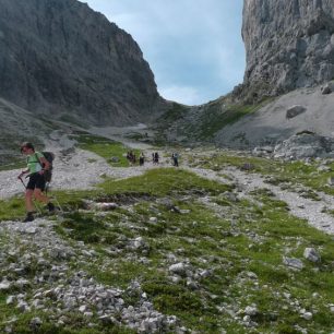 Dachstein-Rundwanderweg - ze sedla Tor, okruh kolem Dachsteinu, Rakousko.