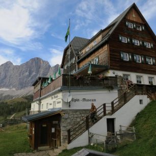 Austriahütte pod jižní stěnou Dachsteinu hostí také Alpinmuseum, Rakousko.