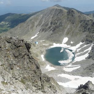 Ledeno jezero a chata Everest z vrcholového hřebenu, Musala, Rila, Bulharsko, Balkán