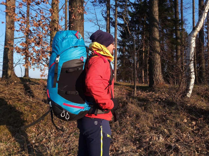 Velké boční síťky a kompresní popruhy na batohu Boll Quantum 60 – 80 RF