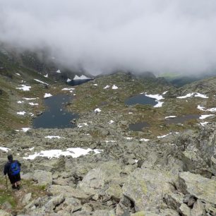 Pohled ze sedla na hřebeni do doliny Junik, Djeravica, Gjeravica, Prokletije, Kosovo, Balkán