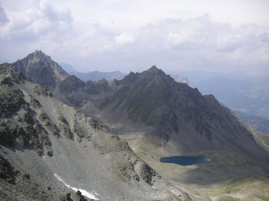 Vrchol Bergkastelspitze s jedním z dvojice jezer Goldseen, Otztal, Rakousko