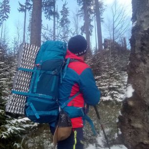 Popruhy batohu Pinguin Attack 45 obejmou i pěnovou karimatku