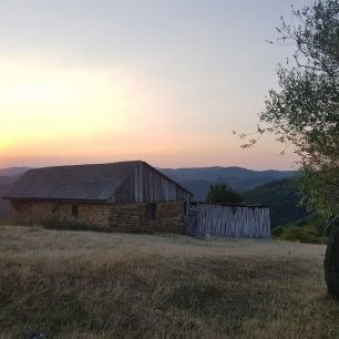 Svítání v sadu asi 10 km od Rovenska, Banát, Rumunsko