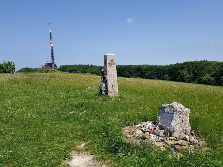 Velká Javořina (970), nejvyšší vrchol Bílých Karpat s památníkem česko-slovenské vzájemnosti a pomníkem Josefa Vavrouška